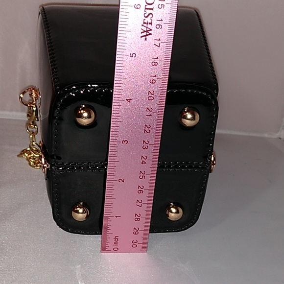 Unusual structured patent leather purse - Picture 6 of 8